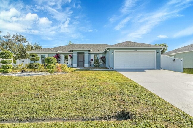 Building Photo - 226 SW Starfish Ave