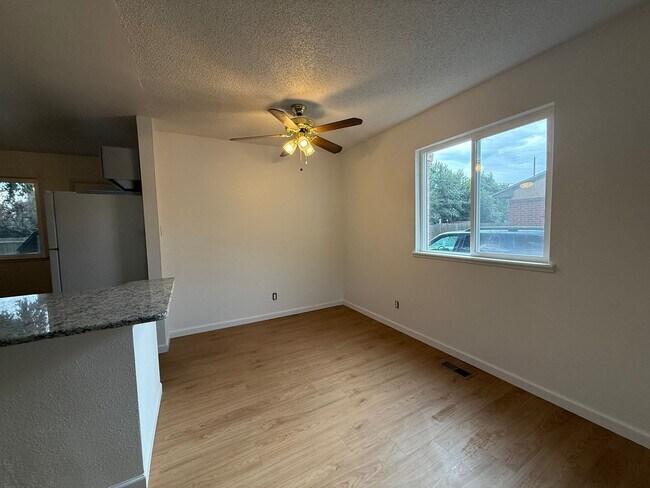 Building Photo - Cute Updated 2 Bedroom House