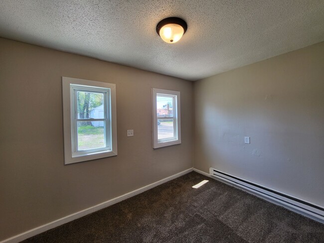 Building Photo - 3 Bedroom, 1 Bathroom Duplex with quick ac...