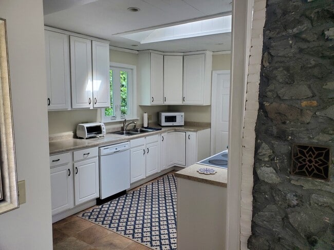 Building Photo - 12 Moccasin Ln
