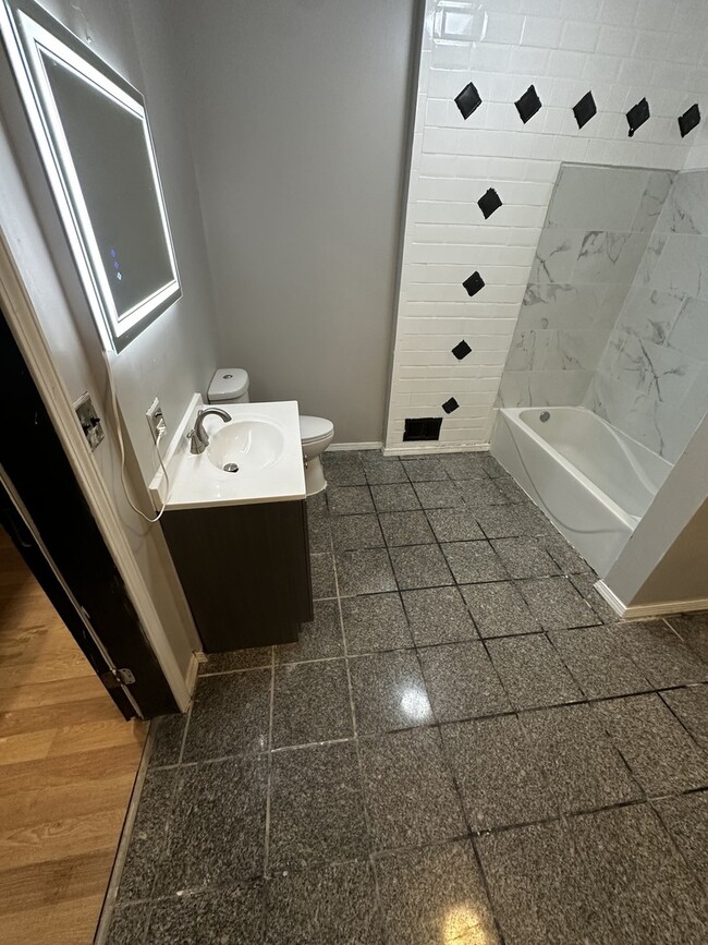 Building Photo - 435 S Poplar Ave