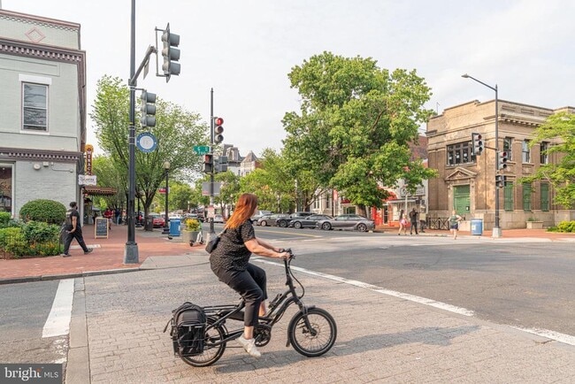 Building Photo - 711 G St SE