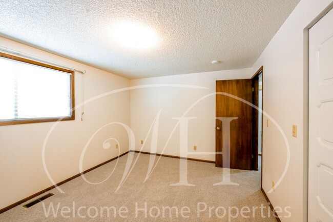 Building Photo - Great 2 Bedroom Condo with Storage and Out...