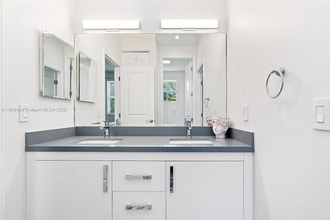 Building Photo - 5701 SW 85th St