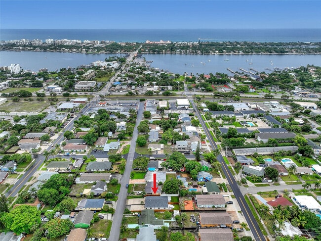 Building Photo - 416 W Mango St