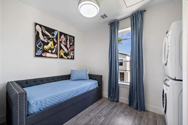 Building Photo - 207 E 38th St