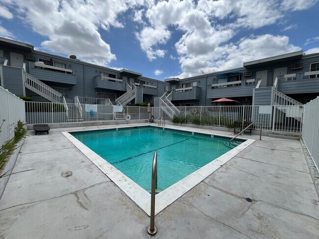 Building Photo - MOVE-IN READY 1+1 w/gated entry, 2 parking spaces + pool!