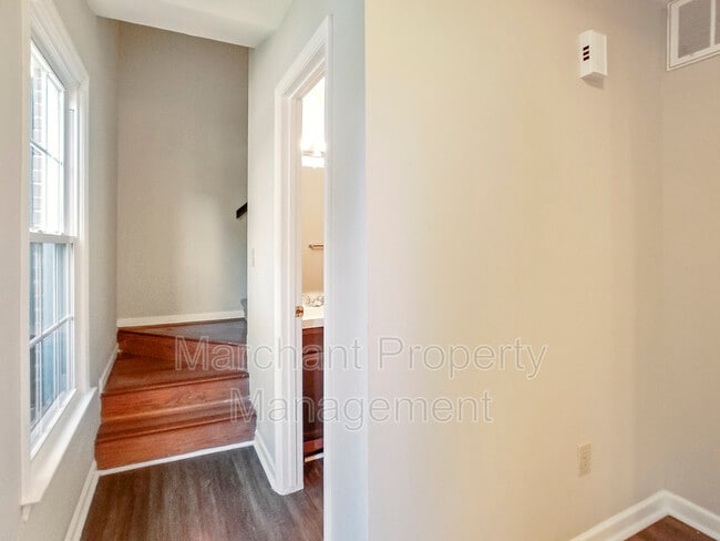 Building Photo - 106 E Bay Ct