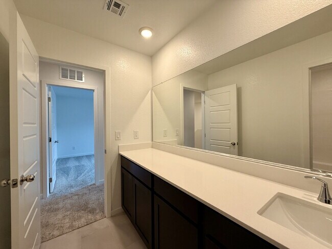 Building Photo - 3 BED 2.5 BATH 2 BALCONY 2 CAR GARAGE TOWNHOUSE IN HENDERSON FOR RENT!!