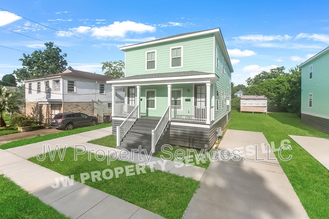 Building Photo - 3016 Spain St