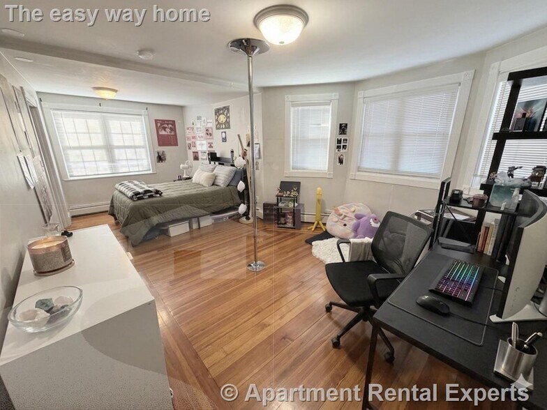 Building Photo - 519 Main St