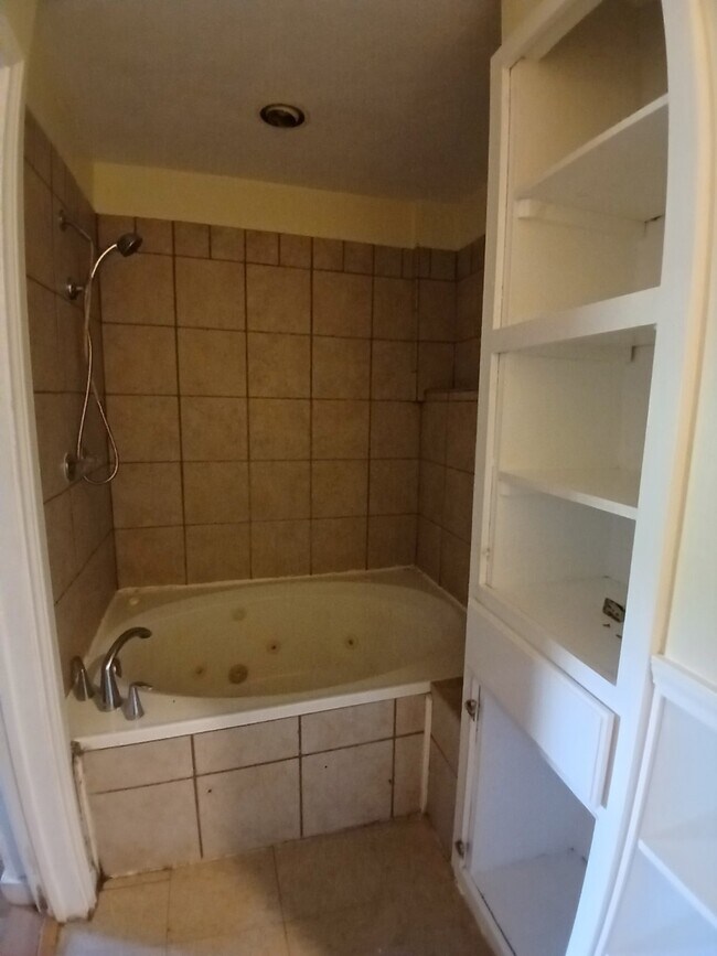 Building Photo - 9402 Lomax St