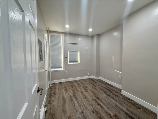 Building Photo - 330 Jackson St