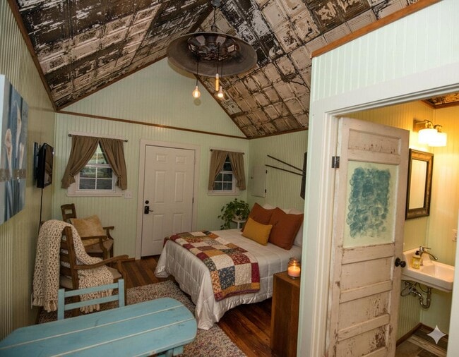 Building Photo - 607 Live Oak St