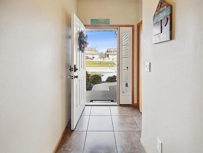 Building Photo - Coralville 4 Bedroom 4 Bath 3 Level Town H...