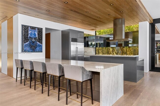 Building Photo - 825 E Dilido Dr