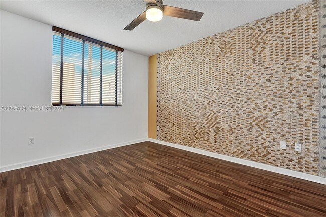 Building Photo - 2775 NE 187th St
