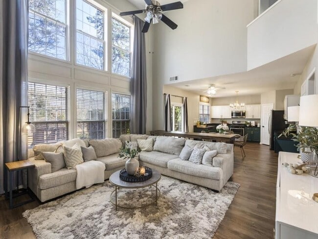 Building Photo - 1305 Mountclaire Dr