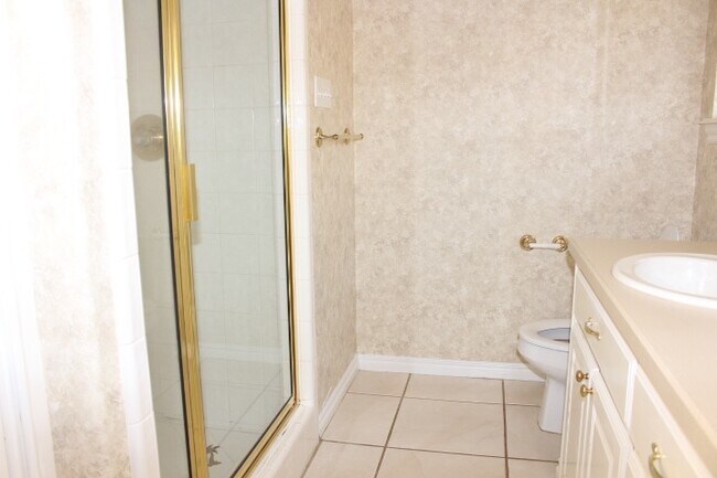 Building Photo - Great West side home located close to shop...