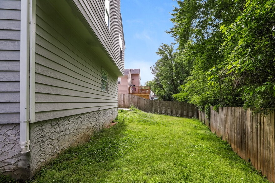 Building Photo - 221 Clydesdale Ln SE