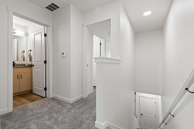 Building Photo - 7475 W Swain Ln