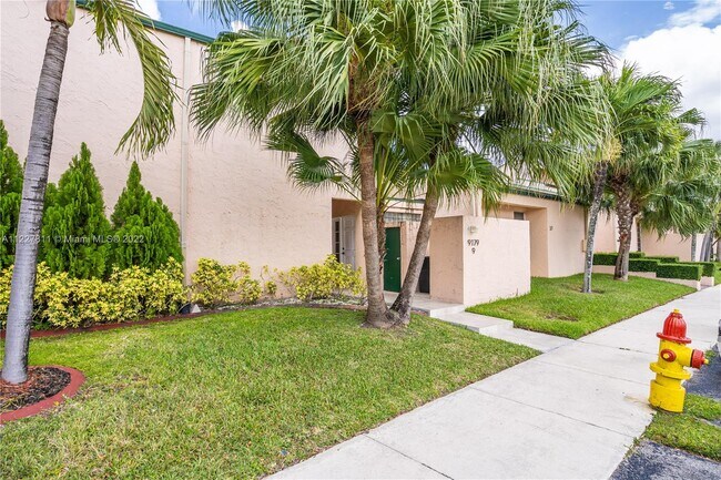 Building Photo - 9179 Fontainebleau Blvd