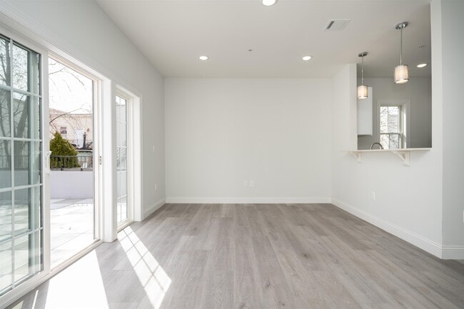 Building Photo - 144 Bergen Ave