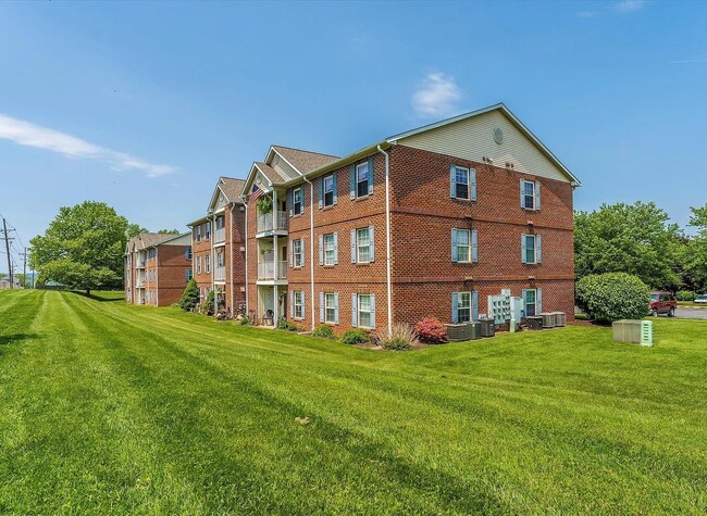 Building Photo - Beautiful 3rd floor condo in Jefferson ava...