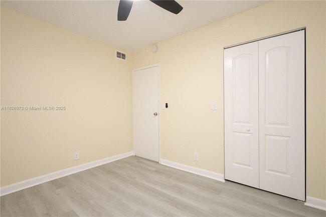 Building Photo - 2821 Somerset Dr