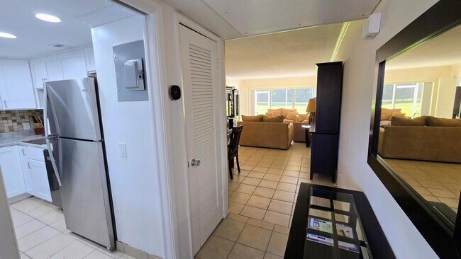 Building Photo - 3150 N Palm Aire Dr