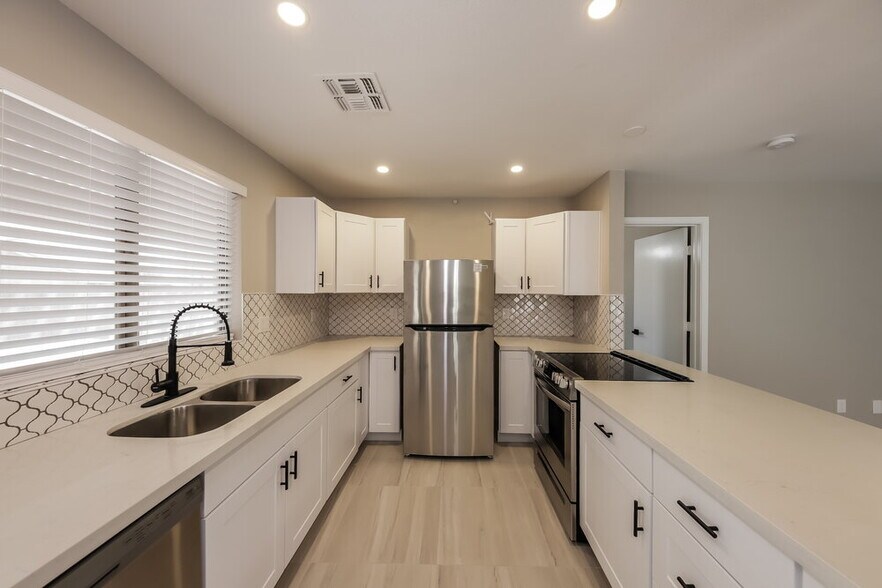 Building Photo - 13859 W Tara Ln