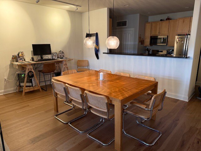 Spacious dining - 1925 N Water St