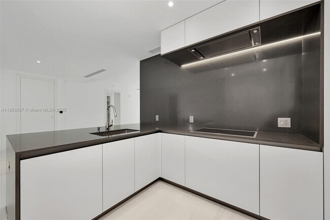 Building Photo - 300 Biscayne Blvd Way