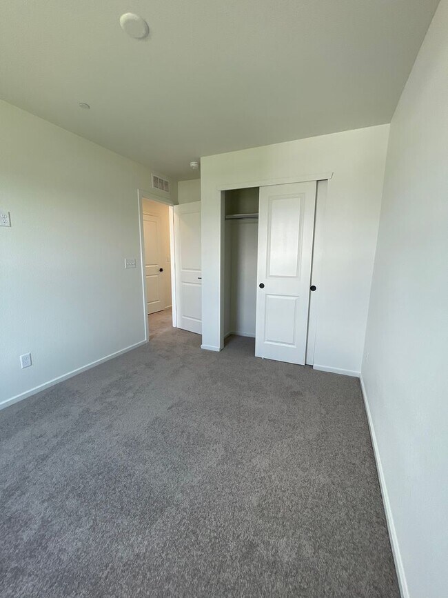 Building Photo - Stunning Rowhouse in NE Ft. Collins