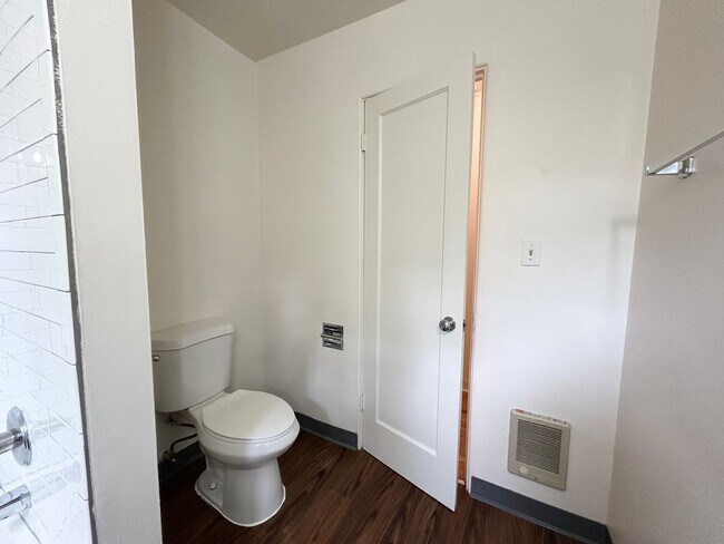 Building Photo - One Bed, One Bath, Vintage Charmer!