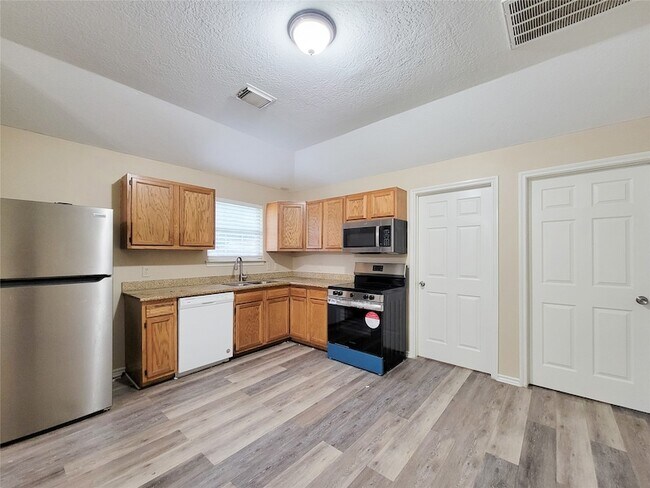 Building Photo - 12700 Royal Green Dr