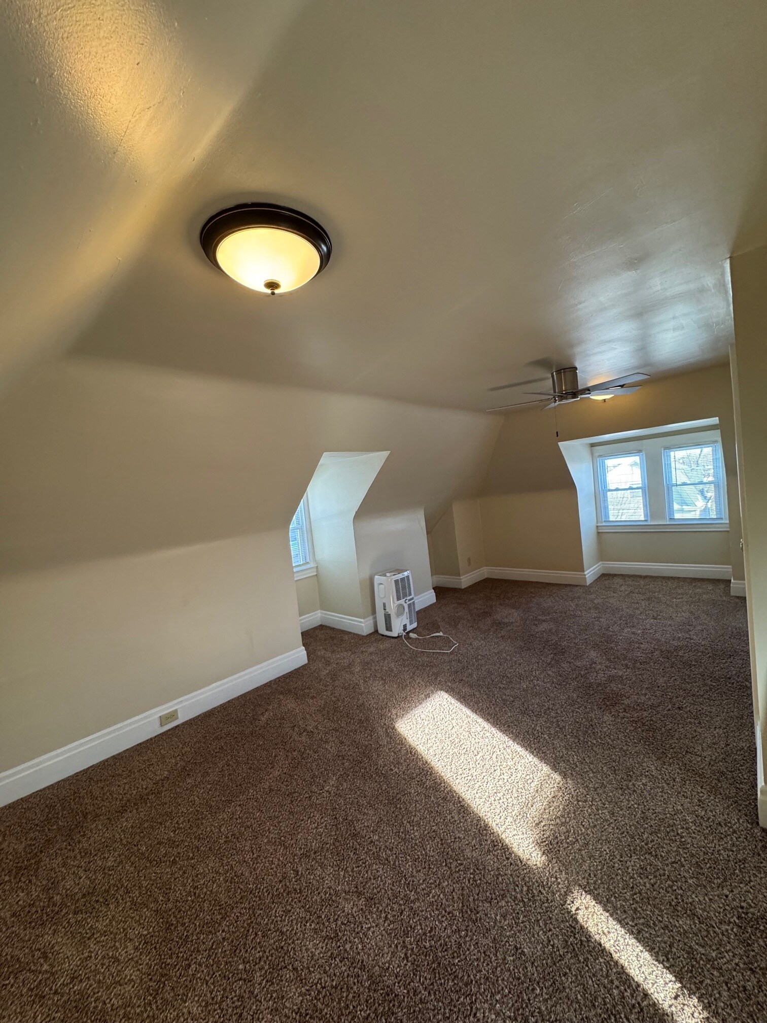 Building Photo - 442 Oneida St