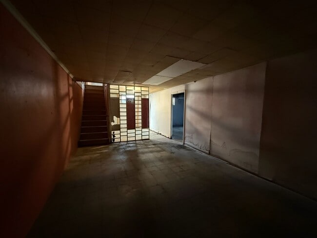 Building Photo - Centrally located 2 bed 1 bath duplex