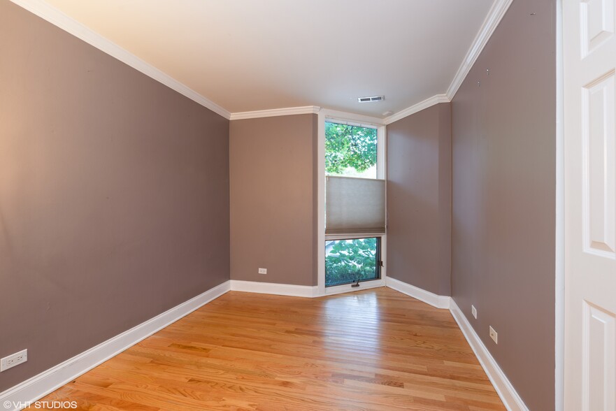 Building Photo - 2131 N Larrabee St