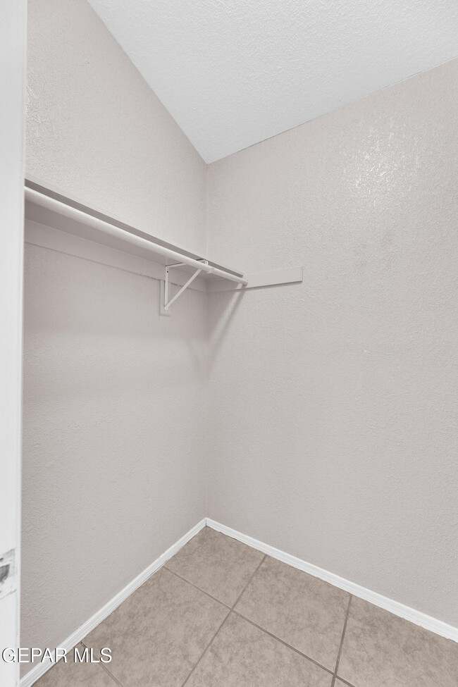 Building Photo - 11868 Oak Crossing Dr