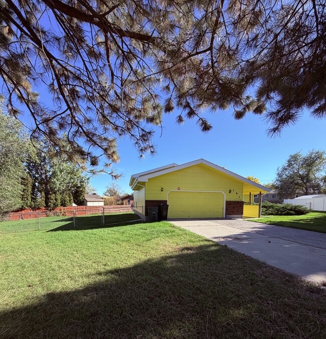 Building Photo - 181 Erickson Ct E