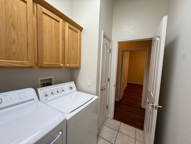 Building Photo - Heritage Lakeside 55+ Active Community!