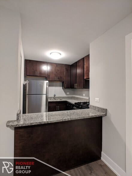 Building Photo - 542 W Surf St