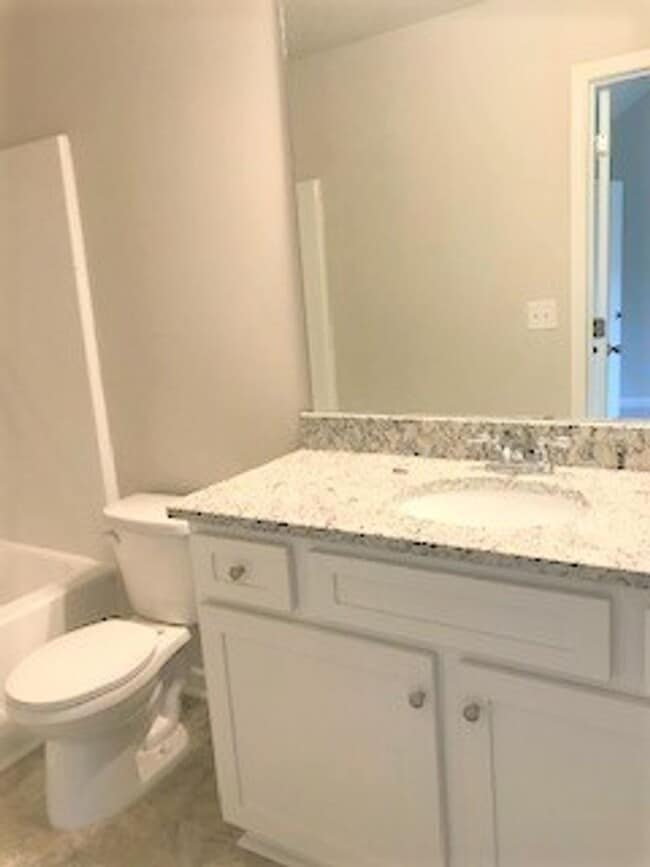 Building Photo - 3 Bedroom Townhome in Jonesboro!