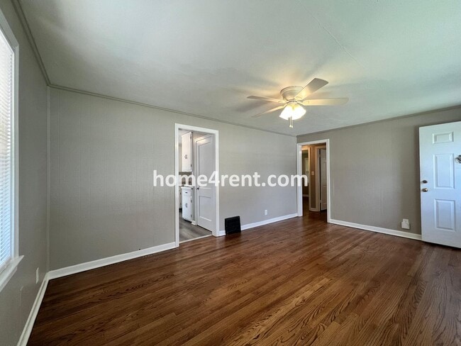 Building Photo - Cozy Ranch Style Home in KCMO w/ Wood Floors and a Fenced in Yard!