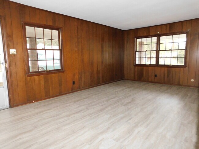 Building Photo - Convenience and charm