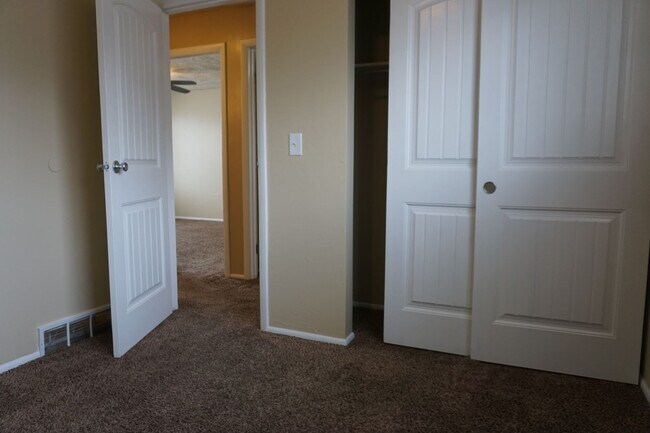 Building Photo - 6 Bedroom Magna Home