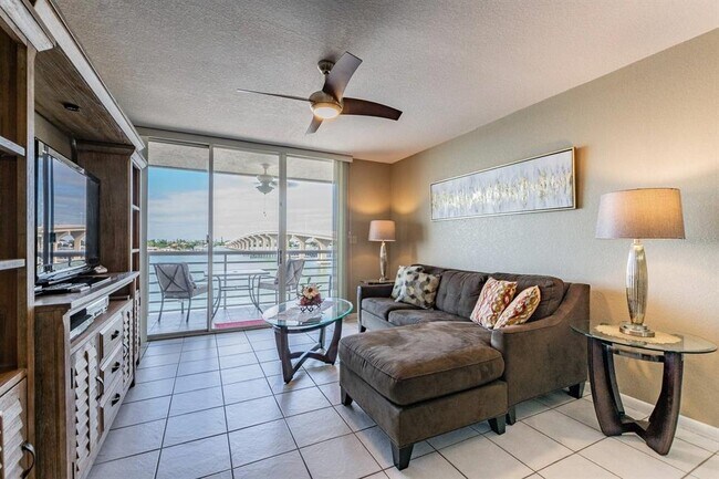 Building Photo - 5701 Bahia Del Mar Cir N