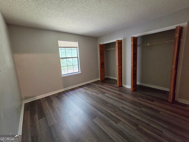Building Photo - 425 Admiral's Walk Dr