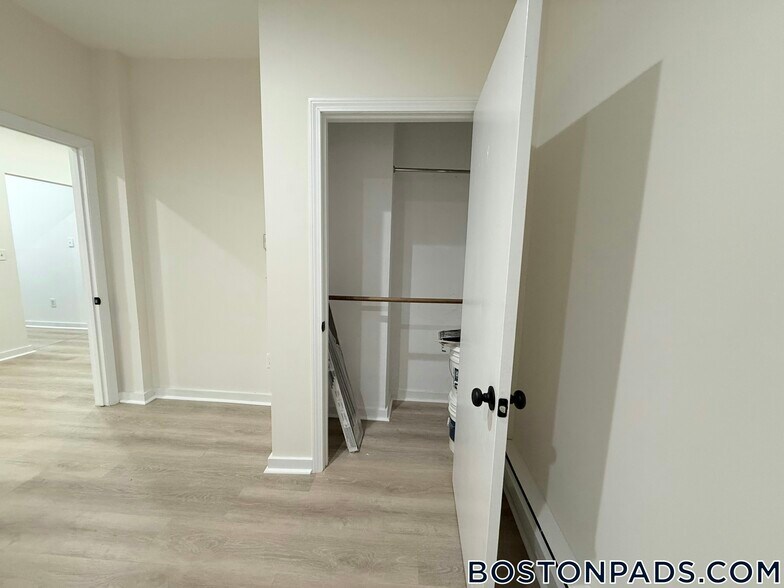 Building Photo - 452 Park Dr